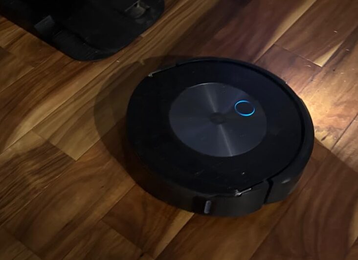 iRobot Roomba j7+ Running