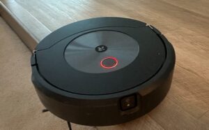 iRobot Roomba j7 Size and Design